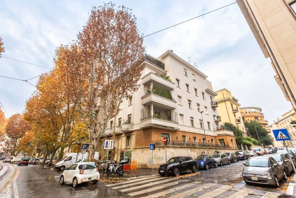 5 bedrooms Apartment in Rome, Italy No. 62319