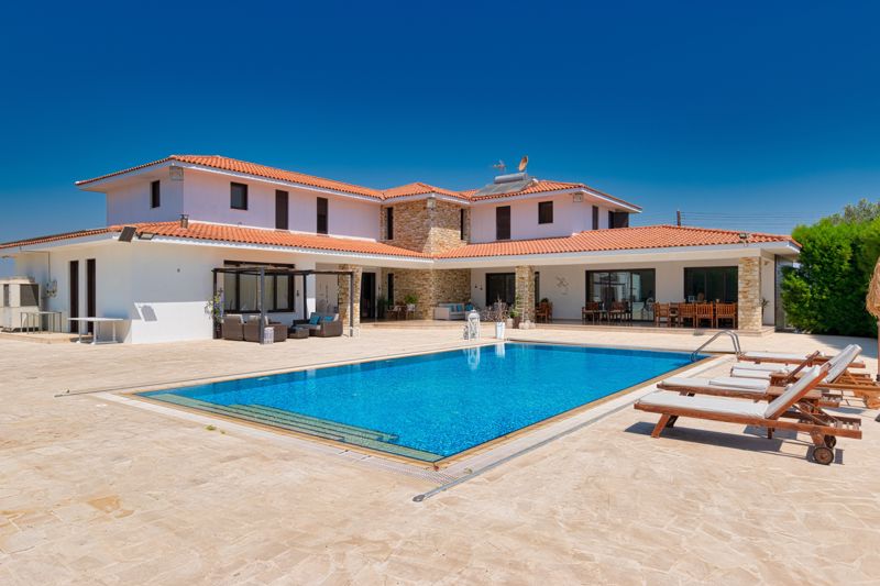 5 Schlafzimmer Villa in Dromolaxia, Cyprus, Nr. 9524