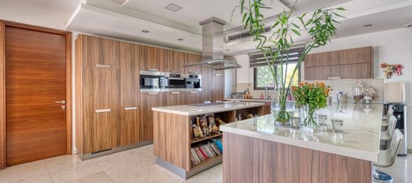 5 Schlafzimmer Villa in Dromolaxia, Cyprus, Nr. 9524 11