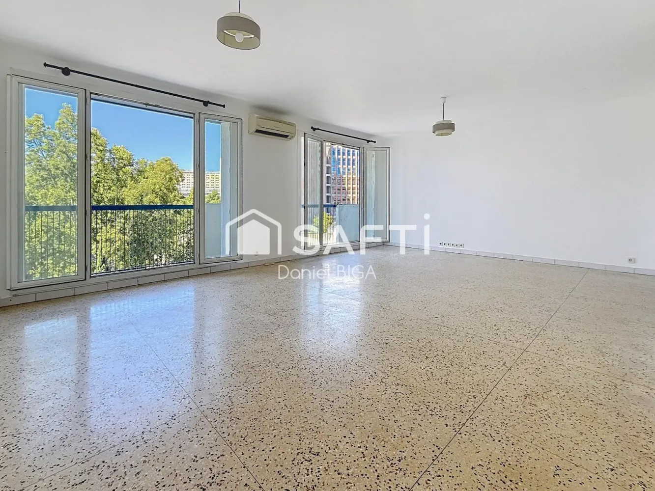 2 bedrooms Apartment in Marseille, France No. 339624