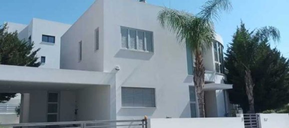 Коммерческая недвижимость с 3 спальнями в Строволос, Кипр № 18443 3