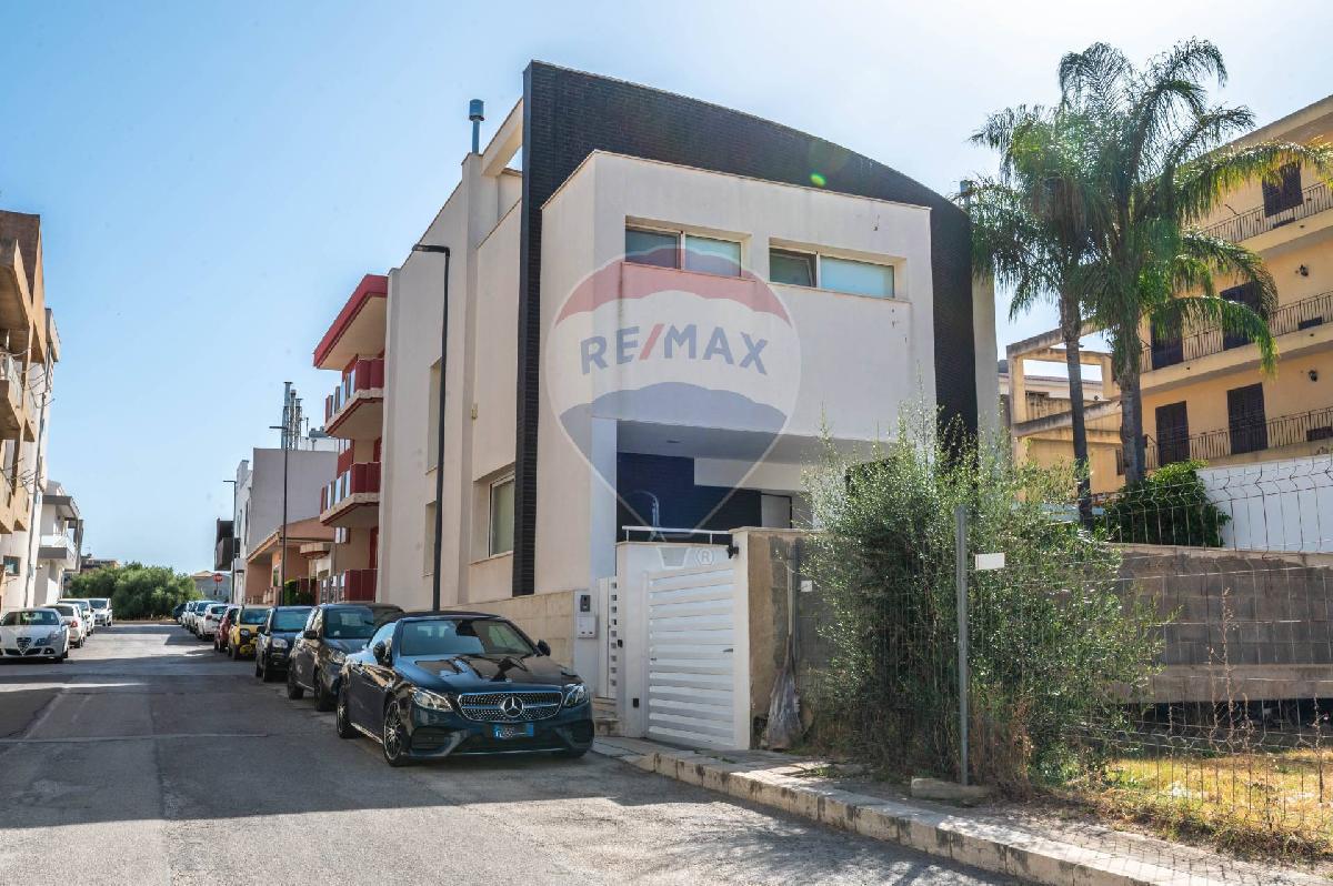 Вилла с 5 спальнями в Комизо, Италия № 288070