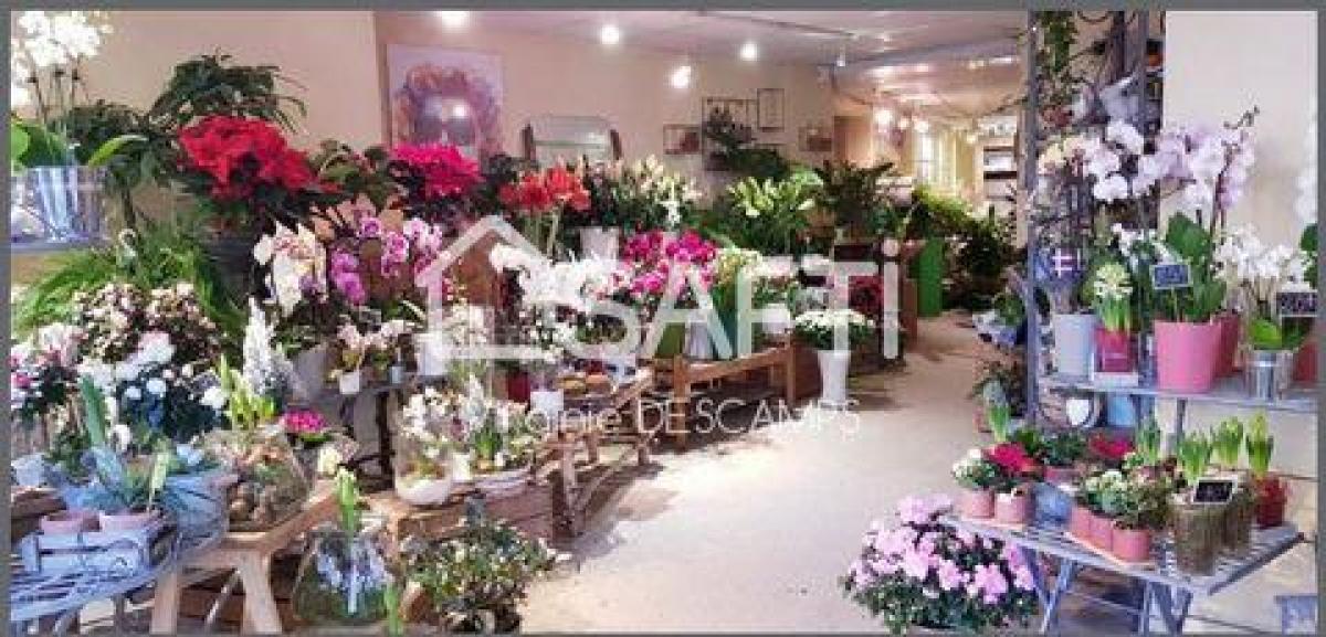  مكتب في Anet, France 100متر مربع رقم 18685