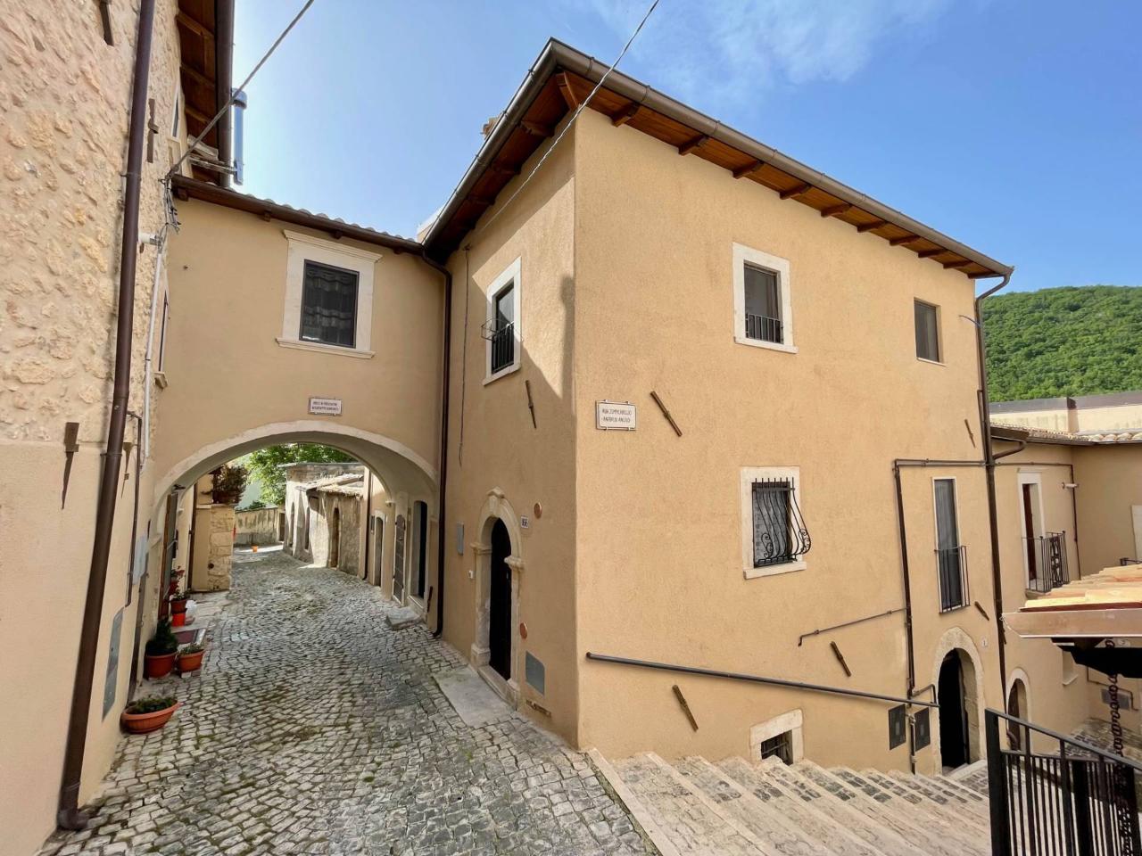 4 rooms House in Caporciano, Italy No. 92227