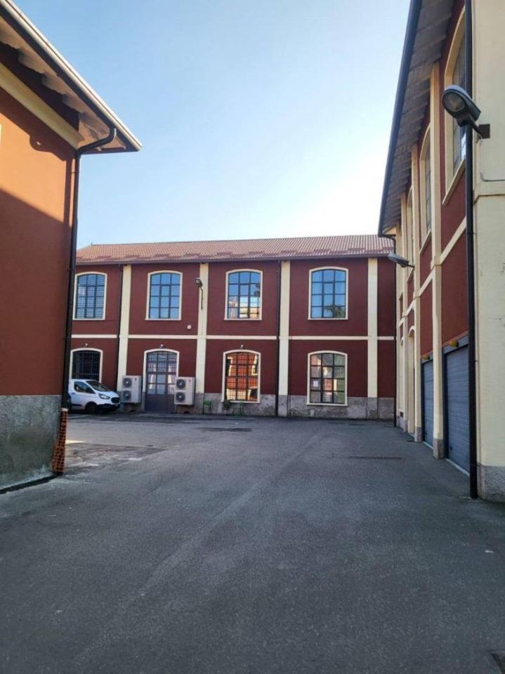 5 rooms Apartment in Monza, Italy No. 37537