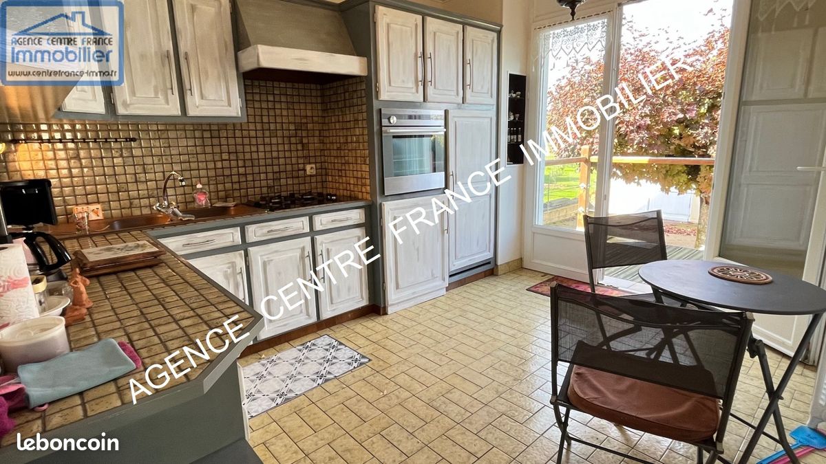 Casa de 3 dormitorios en Bourges, France No. 244479