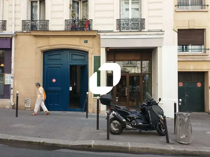 925m² Office in Paris, France No. 302399