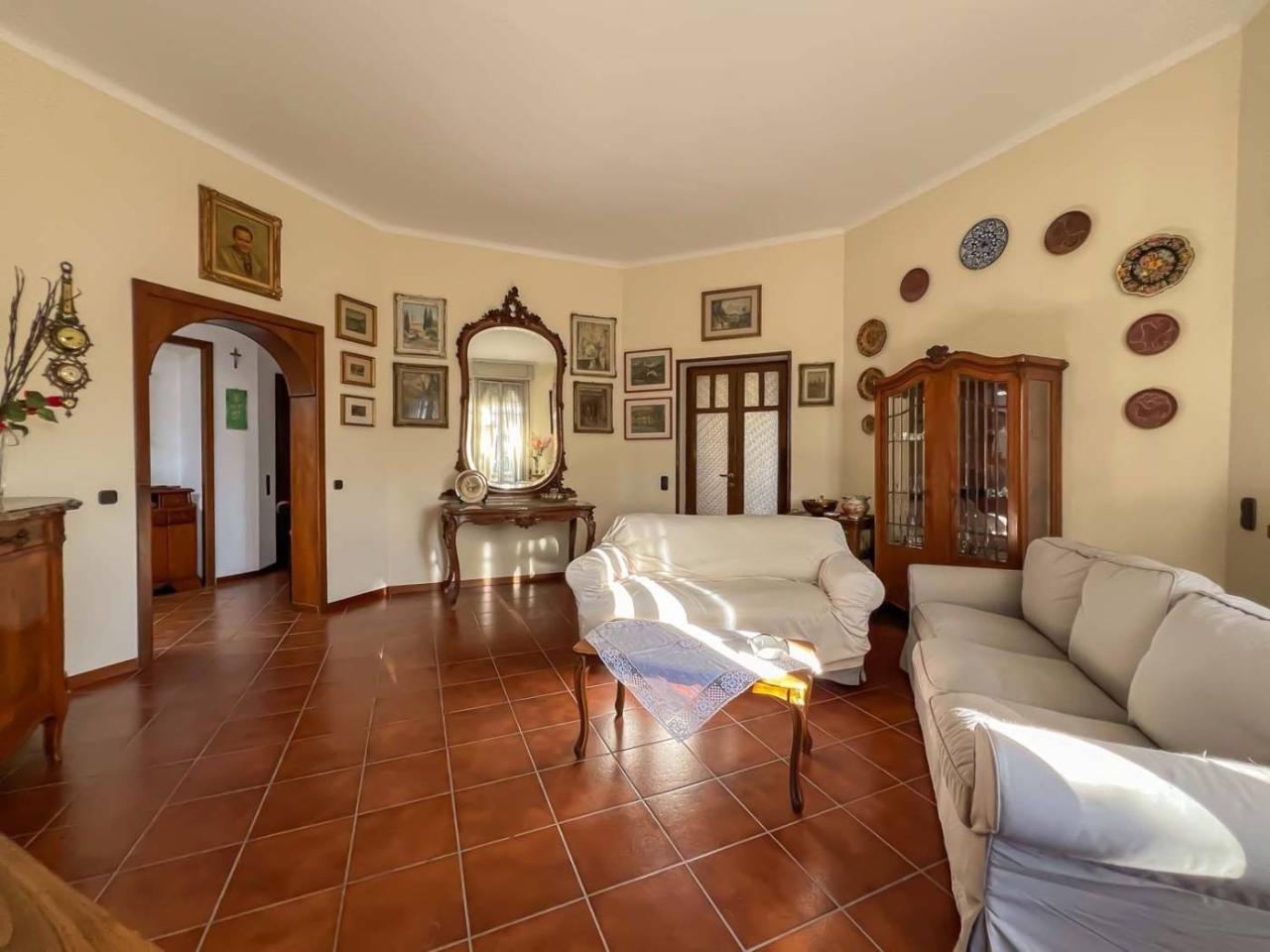 5 rooms Apartment in Como, Italy No. 33579