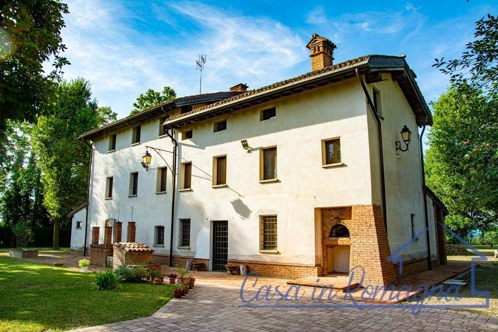 5 bedrooms Villa in Novi di Modena, Italy No. 398072