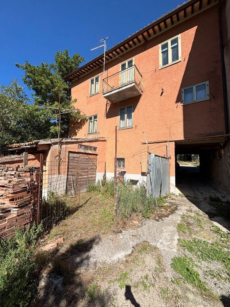 4 rooms House in Fiuminata, Italy No. 307584