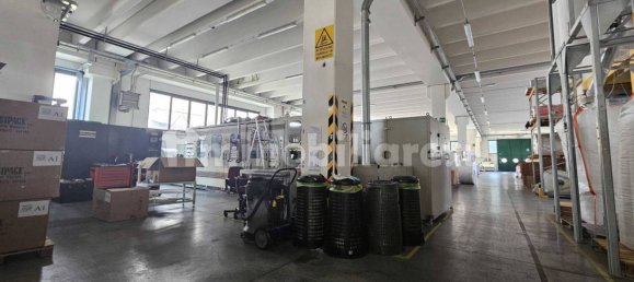 Almacén de 2 habitaciónes en Gallarate, Italy No. 260725 4