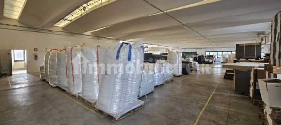 Almacén de 2 habitaciónes en Gallarate, Italy No. 260725 37