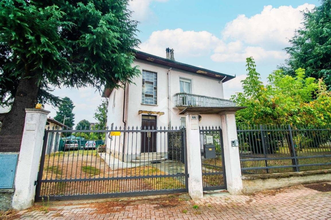 2 bedrooms Villa in Turin, Italy No. 330760