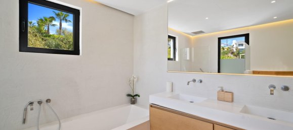 5 bedrooms Villa in Malaga, Spain No. 116681 25