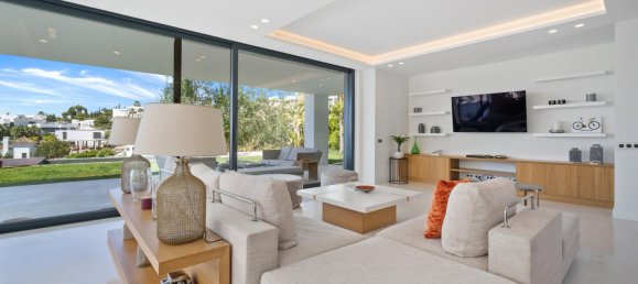 5 bedrooms Villa in Malaga, Spain No. 116681 9