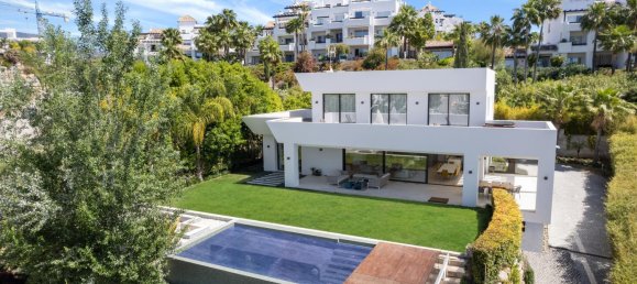 5 bedrooms Villa in Malaga, Spain No. 116681 2