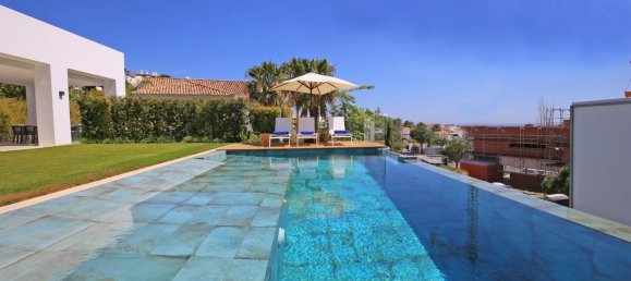 5 bedrooms Villa in Malaga, Spain No. 116681 3