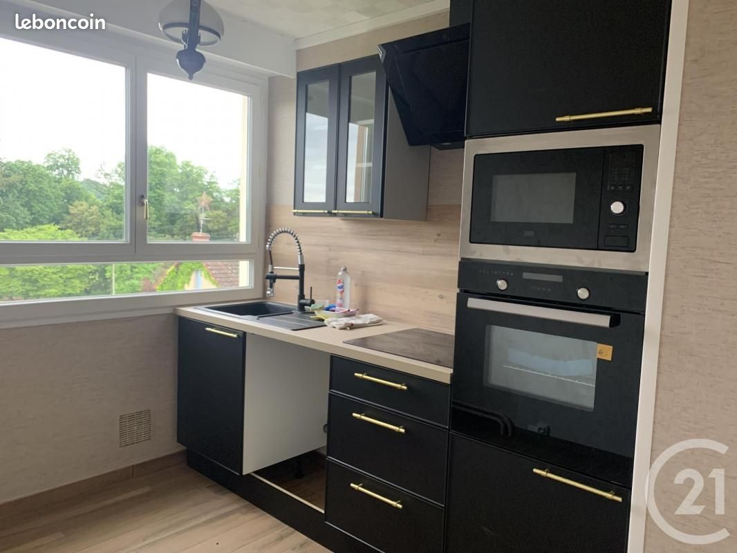 Квартира с 3 спальнями в Монлюсон, Франция № 316596