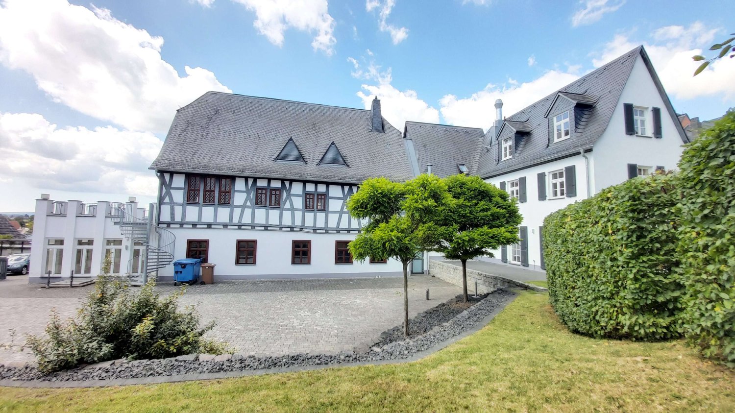 446m² Building in Limburg-Weilburg, Germany No. 258404