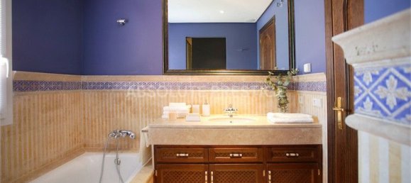 5 bedrooms Villa in Benahavis, Spain No. 89181 9