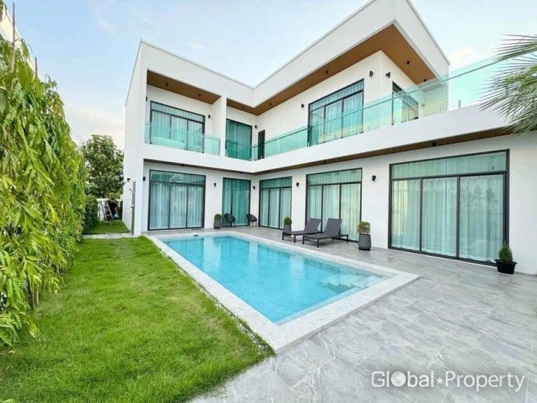 4 bedrooms House in Pattaya, Thailand No. 26118