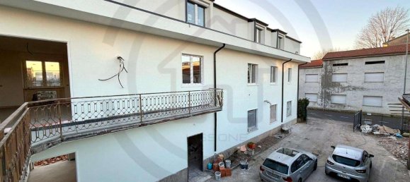 3-salle Appartement à Meda, Italy No. 2422 8