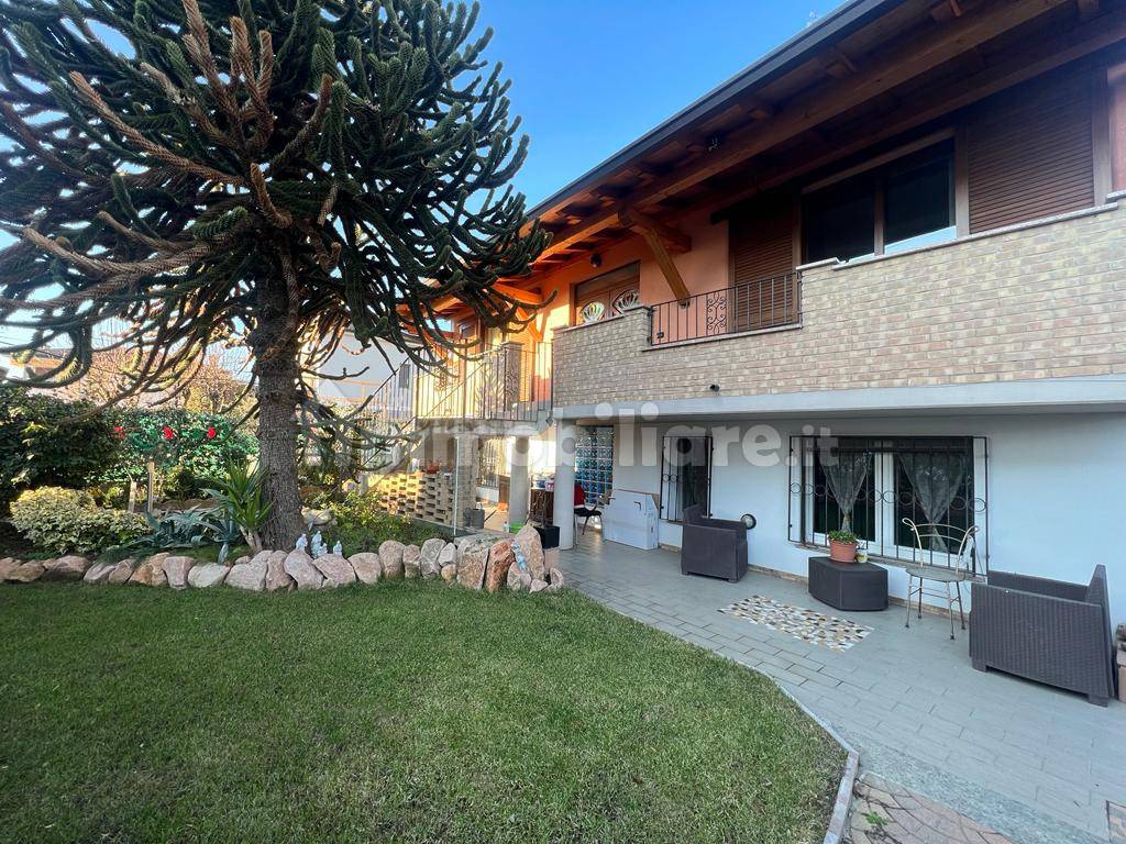 3 bedrooms Villa in Mozzate, Italy No. 109437
