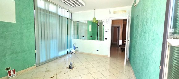 60m² Commercial property in Viterbo, Italy No. 285665 3