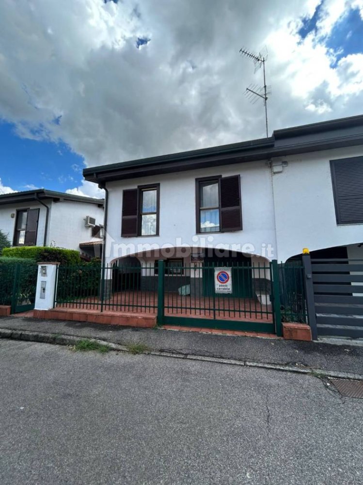 3 bedrooms Villa in Casarile, Italy No. 378961