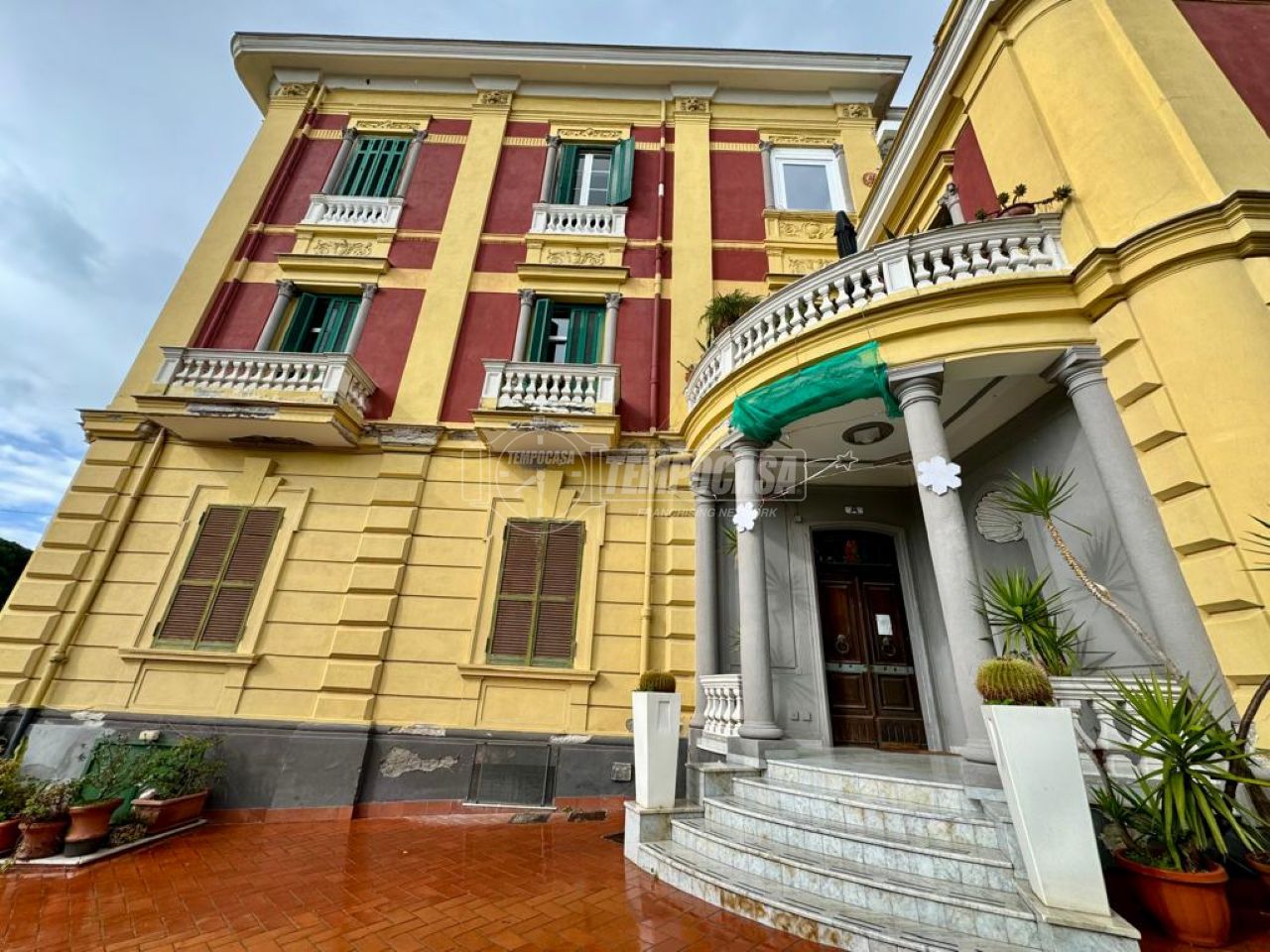 4 bedrooms Apartment in Naples, Italy No. 9780