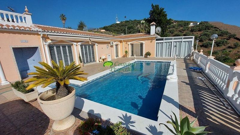 3 bedrooms Villa in Malaga, Spain No. 230579