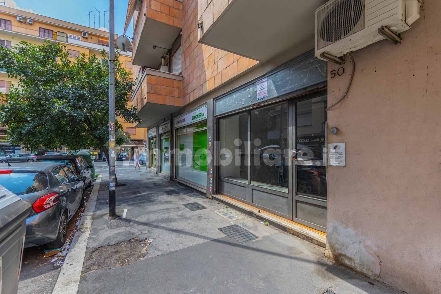 1 room Commercial property in Rome, Italy No. 350766