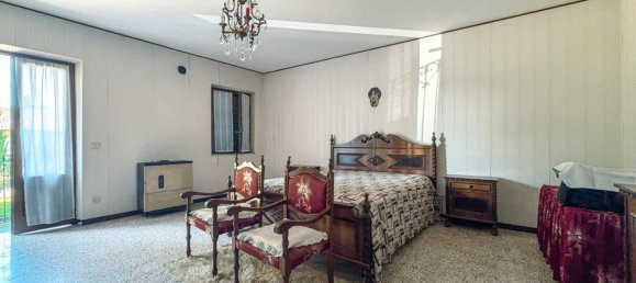 4 bedrooms House in Oleggio, Italy No. 377484 14