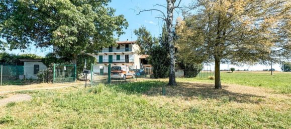 4 bedrooms House in Oleggio, Italy No. 377484 2