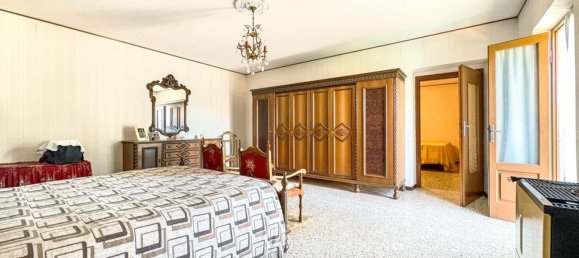 4 bedrooms House in Oleggio, Italy No. 377484 15