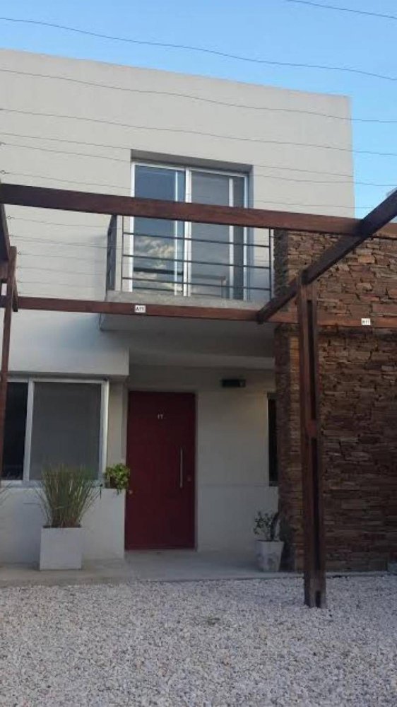 Casa de 3 dormitorios en Tigre, Argentina No. 56557