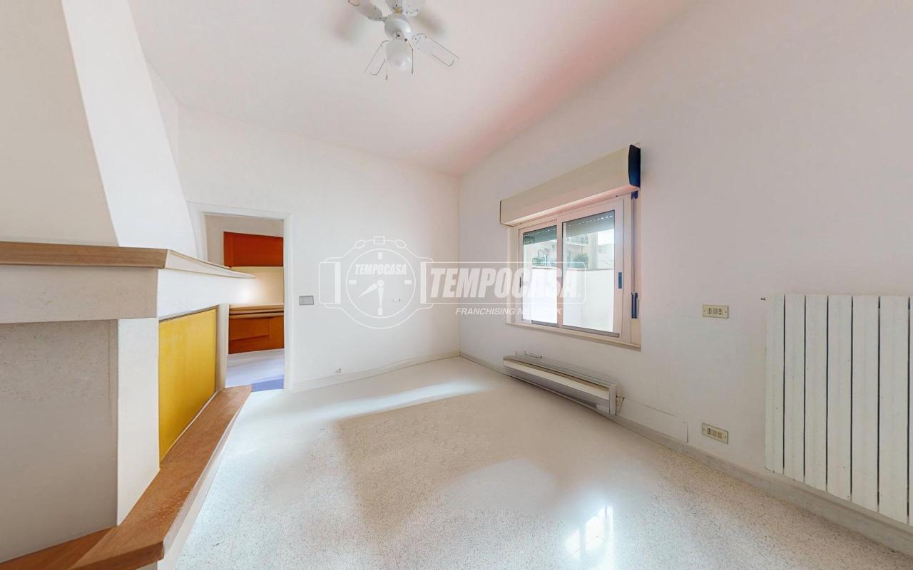 Квартира с 5 комнатами в Аквавива делле Фонти, Италия № 73878