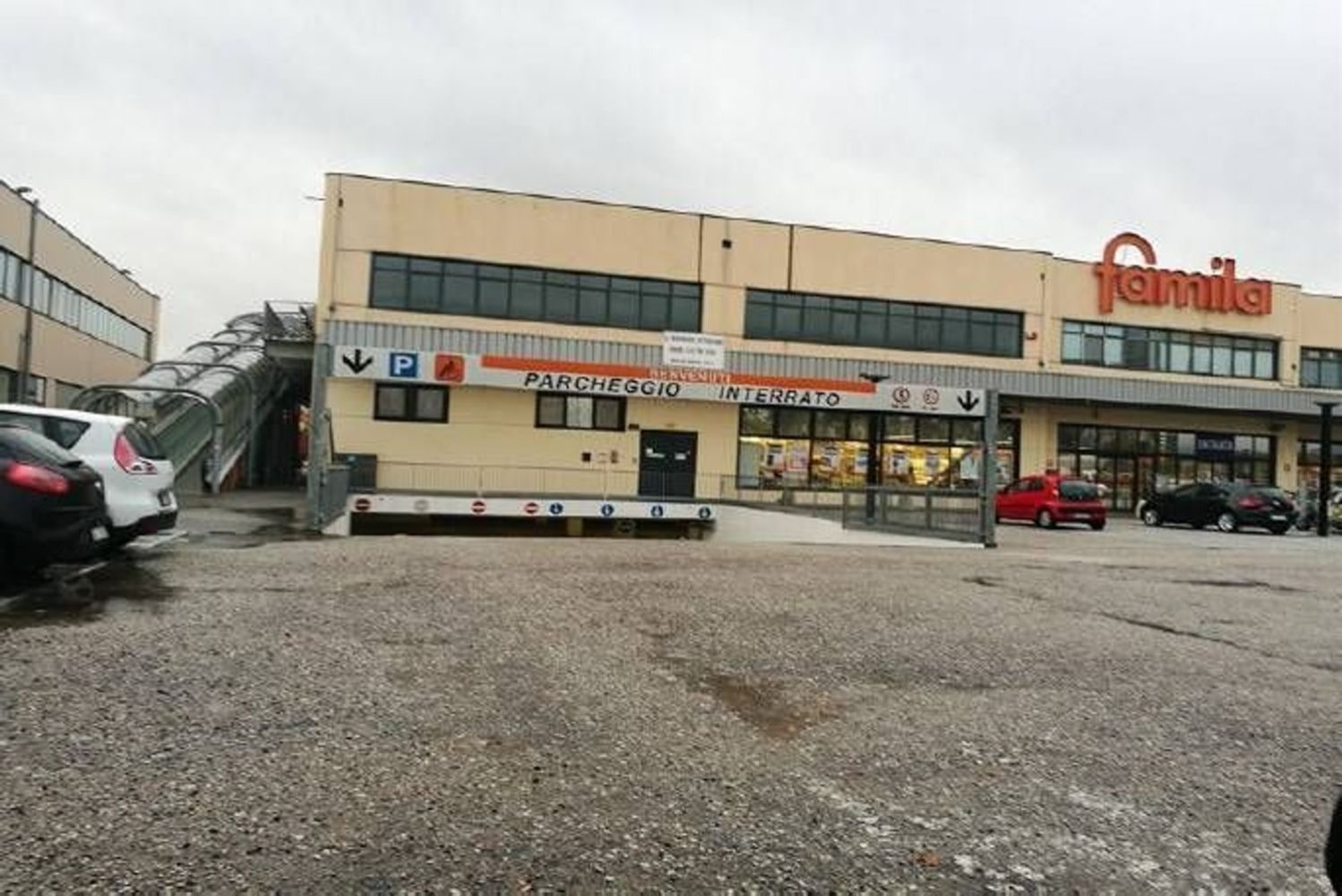 Propiedad comercial de 2 habitaciónes en Due Carrare, Italy No. 68663