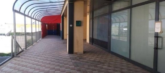 Propiedad comercial de 2 habitaciónes en Due Carrare, Italy No. 68663 3