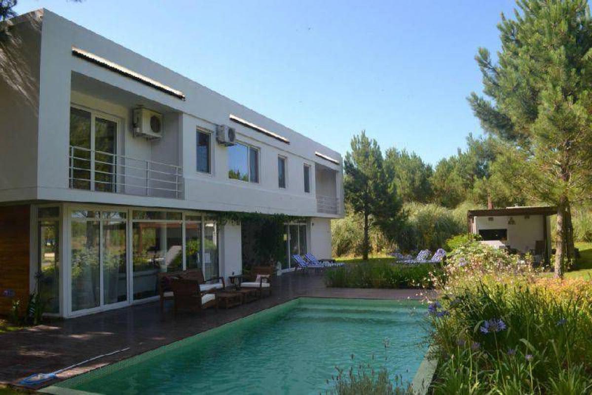 3 bedrooms House in Mar del Plata, Argentina No. 68556