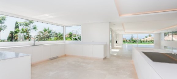 7 bedrooms Villa in Marbella, Spain No. 2461 4