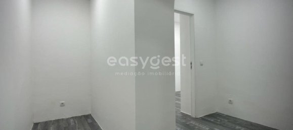 80m² Commercial property in Lisbon, Portugal No. 147235 24