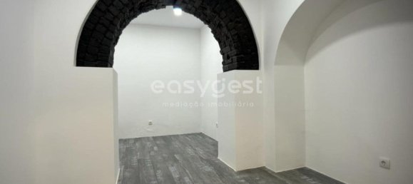 80m² Commercial property in Lisbon, Portugal No. 147235 11
