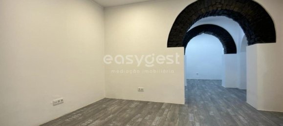 80m² Commercial property in Lisbon, Portugal No. 147235 10