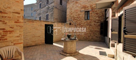 4 bedrooms House in Fermo, Italy No. 333770 3