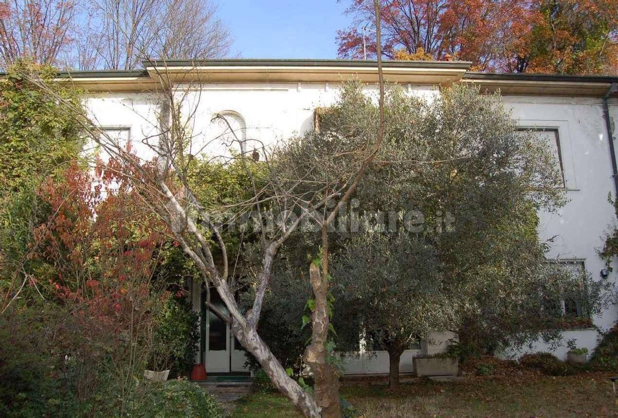 Apartamento de 5 dormitorios en Albizzate, Italy No. 283518