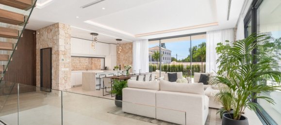 6 bedrooms Villa in Marbella, Spain No. 10120 3