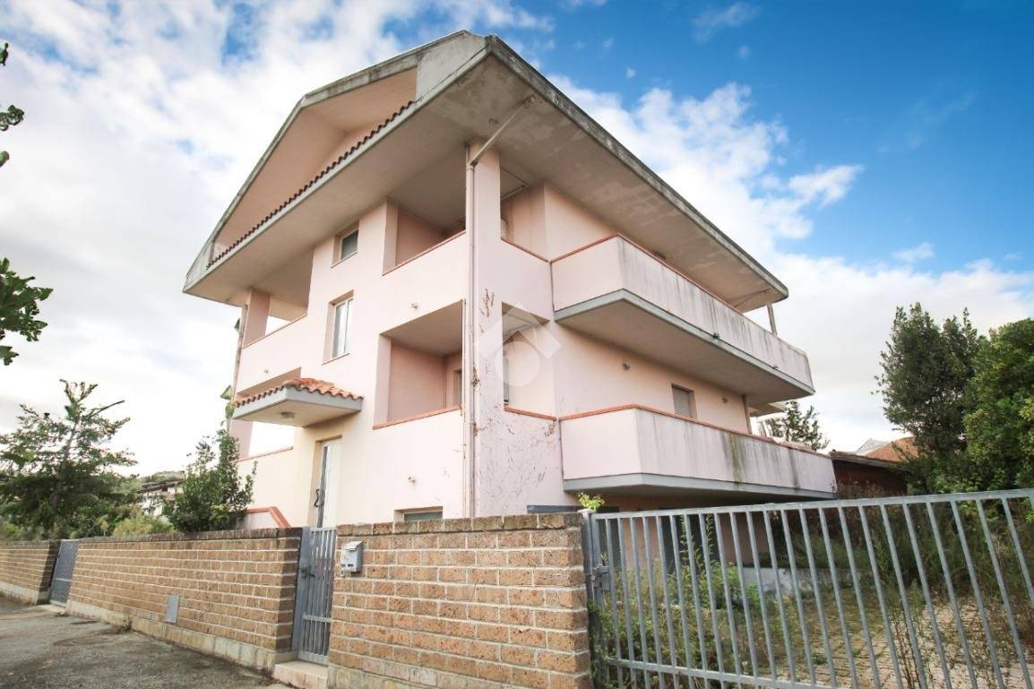 4 bedrooms Villa in Montesilvano, Italy No. 33795