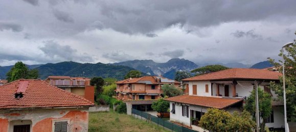 5 rooms Apartment in Carrara, Italy No. 178644 6