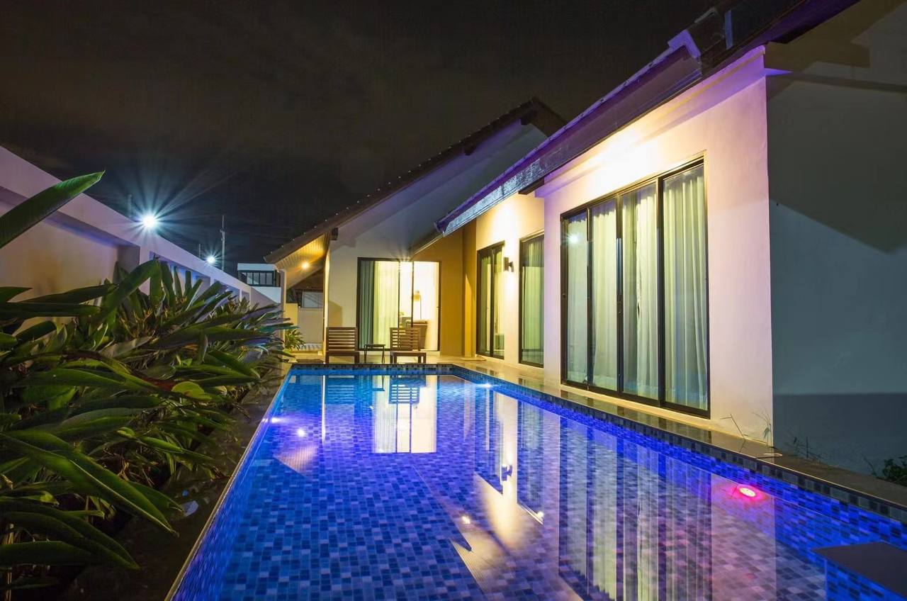 4 bedrooms Villa in Pattaya, Thailand No. 33590